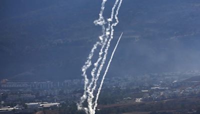 El grupo terrorista Hezbollah lanzó cohetes y drones explosivos en un gran ataque contra el norte de Israel