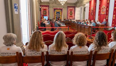 El Pleno respalda unánimemente el derecho a competir en Dragon Boat de la asociación Vientos de Cartagena