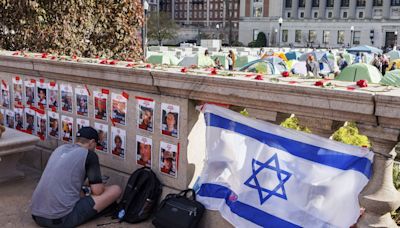 Estudiantes de la Universidad de Columbia colocan banderas de Israel frente a la sentada propalestina