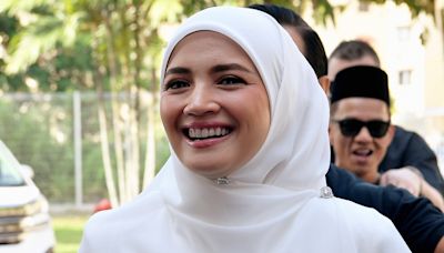 ‘I’m calm, let’s head inside court first’: Fazura arrives in white for divorce from Fattah Amin, protected by five bodyguards (VIDEO)