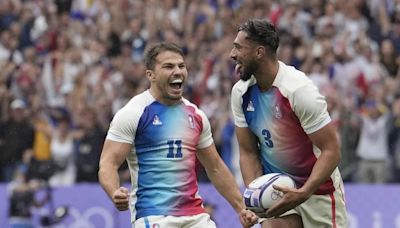 Antoine Dupont helps France into rugby sevens final against 2-time Olympic champion Fiji