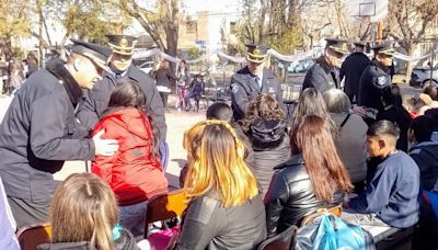 Policías anticiparon el festejo del 9 de julio en una escuela de chicos con discapacidad en Guaymallén | Sociedad