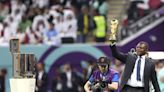 卡塔爾世界盃揭幕 上屆冠軍法國名宿捧大力神盃進場