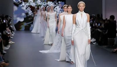 Barcelona Bridal Fashion Week 2024: de las esculturas de Isabel Sanchís a la luz nupcial de Jesús Peiró