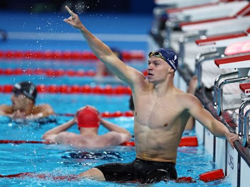 Francés Marchand gana el oro en 400 metros combinado individual de natación