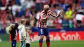 Antoine Griezmann salta con sus hijos al campo tras recibir 'el perdón' de la afición del Atlético de Madrid