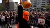 Man’s cheeseball-eating prowess draws raucous crowd in New York City | CNN