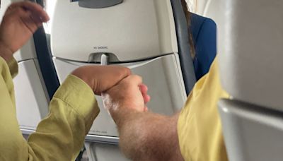 Woman has panic attack midflight, stranger on board decides to step in