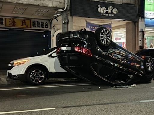 新／高雄轎車「四腳朝天」倒路邊 滿地碎玻璃