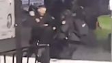 Video: salvaje pelea entre dos policías en la terminal de micros de Santa Fe