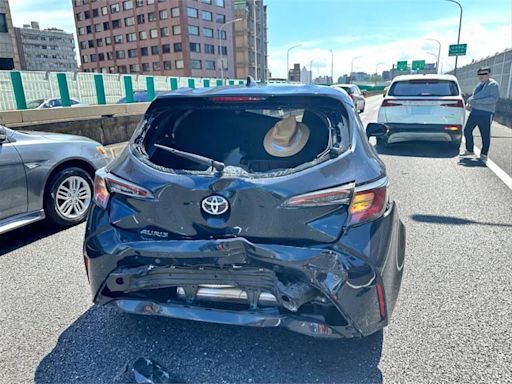 議員顏若芳遭"遊覽車追撞" 車尾全毀.擋風玻璃碎光