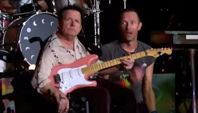 Michael J. Fox toca guitarra com Coldplay durante show; assista