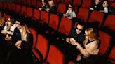 電影院的椅子「為何都是紅色？」驚人原因曝 網友直呼：長知識了