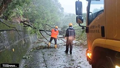 強颱凱米登陸南澳造成多處停電 台電宜蘭動員百餘人全力搶修