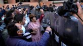 Trabajadores de Salud marchan contra el gobierno boliviano