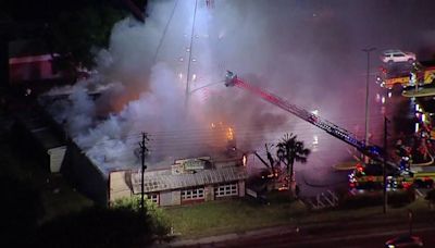 Massive fire engulfs Tampa restaurant