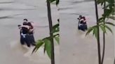 Três amigos se abraçam antes de serem levados por enchente na Itália