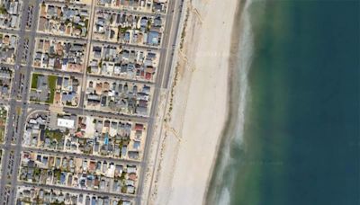 New Jersey man trying to warn beachgoers about storm is killed by lightning strike