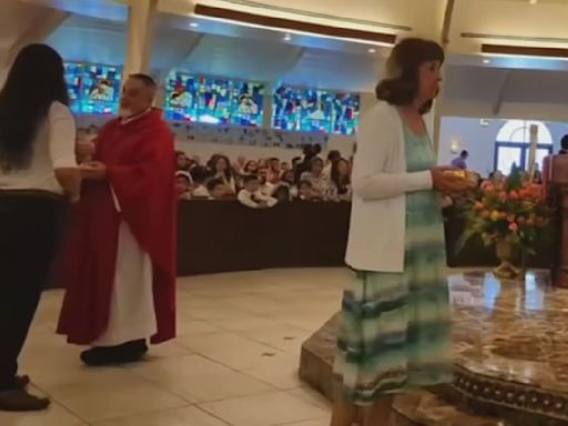 Un sacerdote le muerde la mano a una mujer en plena misa: dice que lo hizo para evitar que comulgara