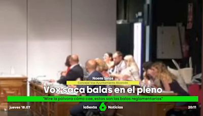 Vox saca balas en el pleno de Alcorcón (Madrid): "Mire la pólvora cómo cae, estas son las balas reglamentarias"