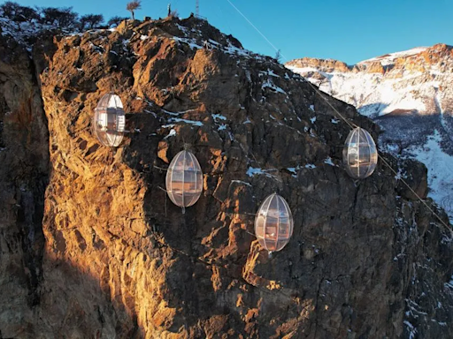 El increíble hotel con habitaciones "burbuja" en la montaña que estrenará la Patagonia