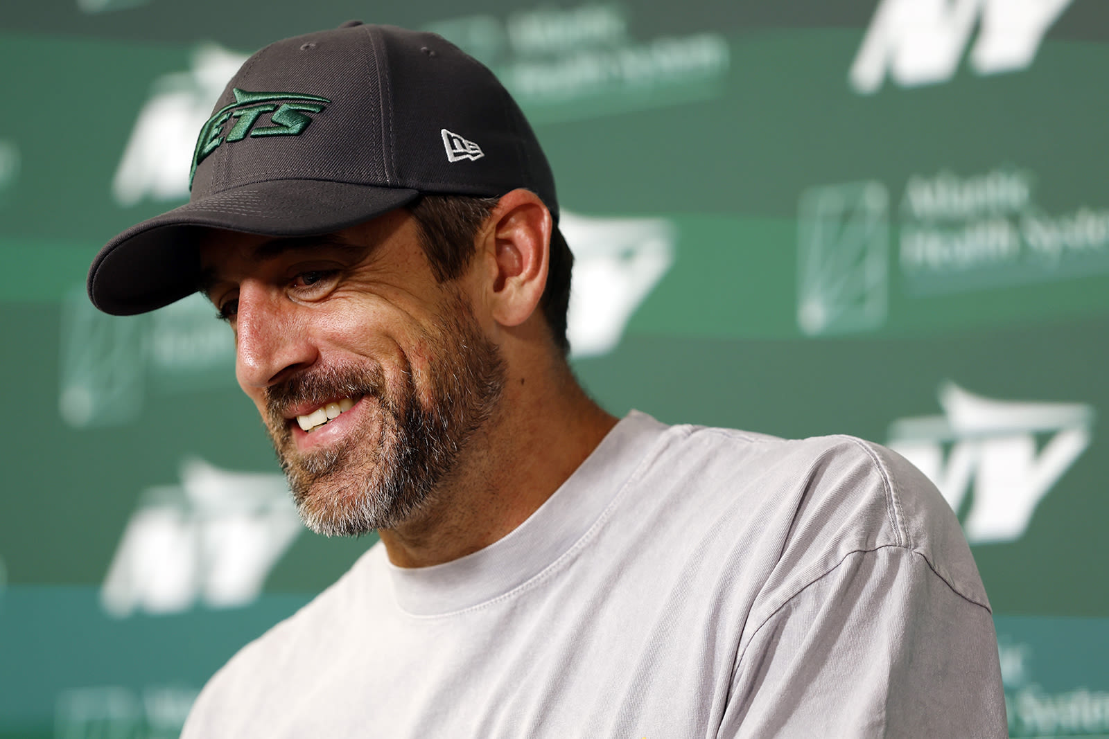 Jets QB Aaron Rodgers downplays absence from mandatory minicamp last month