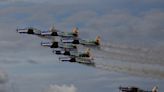 El escuadrón Fumaça de Brasil surca el cielo colombiano con su espectáculo aéreo