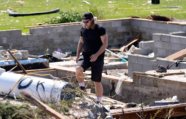 More severe weather hits the Midwest as Iowans recover from devastating twister