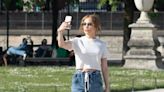Selfie, jean confort et baskets... La petite virée parisienne de Jennifer Lopez