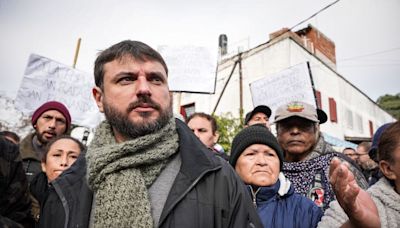 Juan Grabois encabeza una manifestación en reclamo de la entrega de los alimentos acopiados por el Gobierno en un galpón de Villa Martelli
