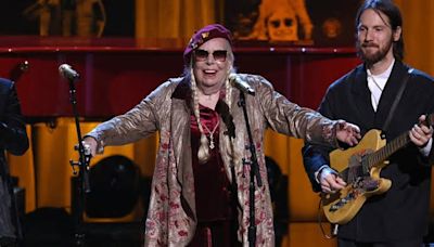 Joni Mitchell covert Elton John und wird dafür gefeiert