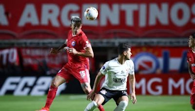 Como foi o jogo do Corinthians contra o Argentinos Juniors ontem?