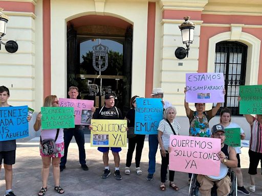 Vecinos de Los Almendros, en La Alberca, se plantan en el pleno para pedir una solución a la fuga de agua que afecta a un bloque de viviendas