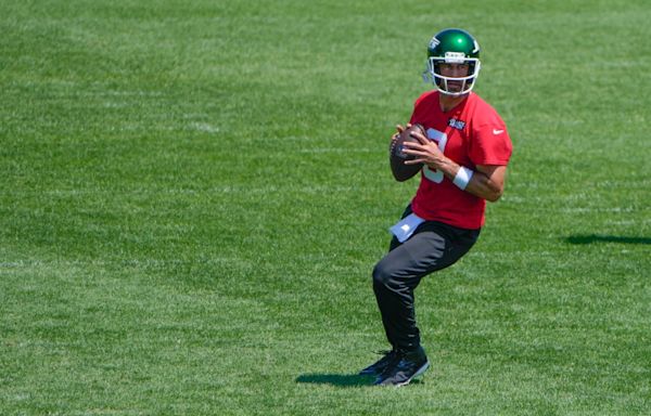Jets coach Robert Saleh hypes up Aaron Rodgers after OTA practice: ‘He’s doing everything’