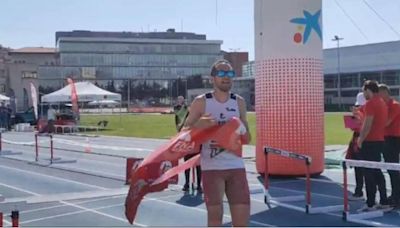 Llegada a meta de David Palomo en los 21K de la Media Maratón de Pamplona