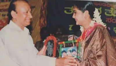 Actress Shruti Krishna Shares Old Pic Of Dr Rajkumar Honouring Her For Thavarina Thottilu - News18