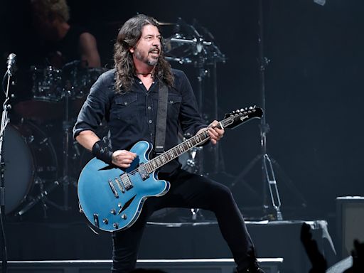 Dave Grohl's guitar stops working nine seconds into Everlong – in front of 50,000 people