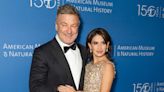 Alec Baldwin retoma el rodaje de 'Rust' con 'buen ánimo' y en compañía de su esposa Hilaria