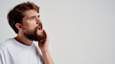 PARA LOS PSICÓLOGOS: Qué significa tocarse la mandíbula al hablar