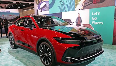 皇家版新增 DRS、內裝質感向上，Toyota CROWN CROSSOVER 新年式開賣、SPORT/ESTATE 或將導入中國