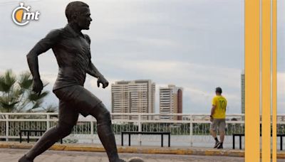 Estatua de Dani Alves es retirada de su ciudad natal tras acusaciones de abuso sexual