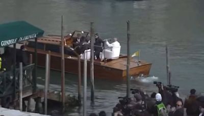 El papa llega en lancha a Venecia por el gran canal sentado en un sillón por sus problemas de movilidad