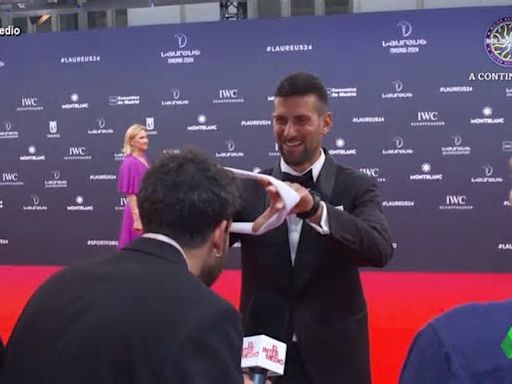 Isma Juárez consigue que Novak Djokovic le firme una cinta: "A ver cuánto vale esto en Wallapop"