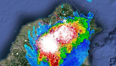 午後大震撼！每分鐘閃電訊號逾500次…2雷雨胞逐漸合併 週末留意大雷雨