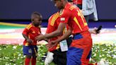 La tierna imagen de Lamine Yamal con su hermano pequeño que emociona a los aficionados