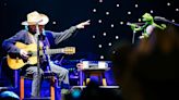 Willie Nelson and Kermit the Frog Perform 'Rainbow Connection' Together for the First Time Ever in Texas