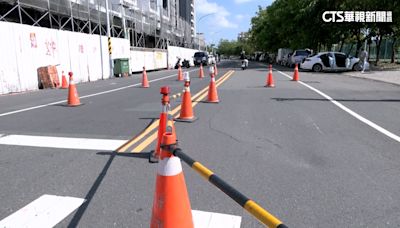 疑凱米雨致災 高雄仁武路面凹陷緊急搶修