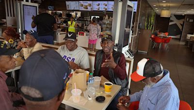 Estos veteranos negros sirvieron en varias guerras. Ahora se reúnen a diario en un McDonald’s de Miami