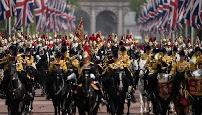 König Charles nimmt an Geburtstagsparade teil