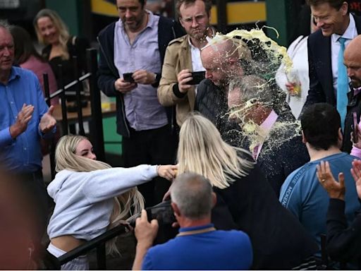 Lanzan un batido en la cara al populista británico Nigel Farage en el lanzamiento de su campaña - La Tercera